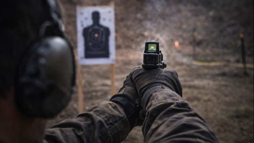 Uso de armas de fogo com controle emocional e qualificação técnica segundo Ernesto Kenji Igarashi.