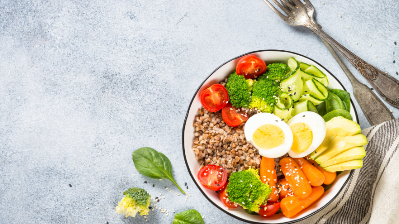 Saiba como melhorar o desempenho antes do treino com Marcio Pires de Moraes, escolhendo os alimentos certos.