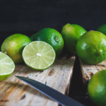 Limão: benefícios, usos e como incluir a fruta na rotina de forma inteligente