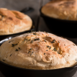 Receita de pão de frigideira viraliza no Brasil: versão sem forno conquista quem busca praticidade e sabor caseiro