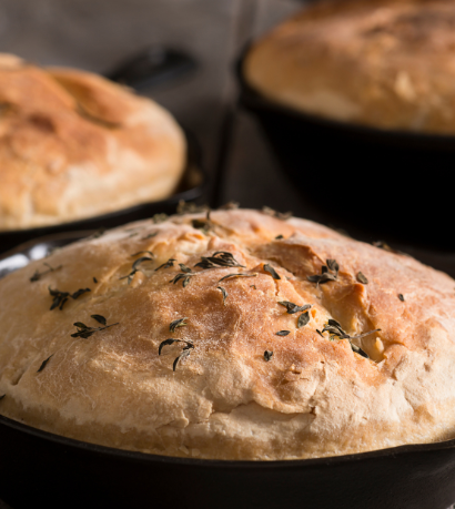 Receita de pão de frigideira viraliza no Brasil: versão sem forno conquista quem busca praticidade e sabor caseiro