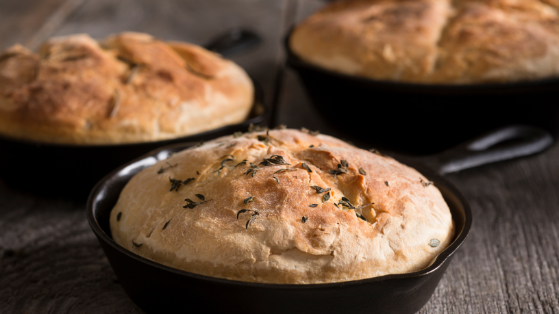Receita de pão de frigideira viraliza no Brasil: versão sem forno conquista quem busca praticidade e sabor caseiro